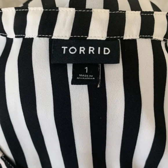 ❌SOLD❌TORRID PEPLUM GEORGETTE BUTTON-FRONT TIE-FRONT BLOUSE - Picture 8 of 9